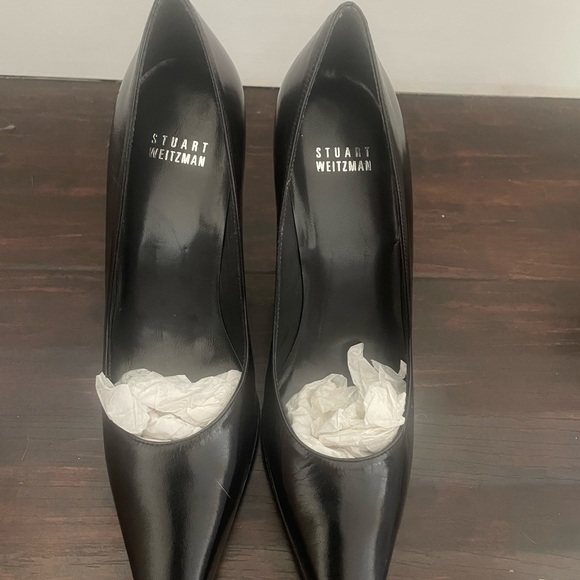 Stuart Weitzman brand new leather pointed toe pump. Size 6. - Picture 4 of 6